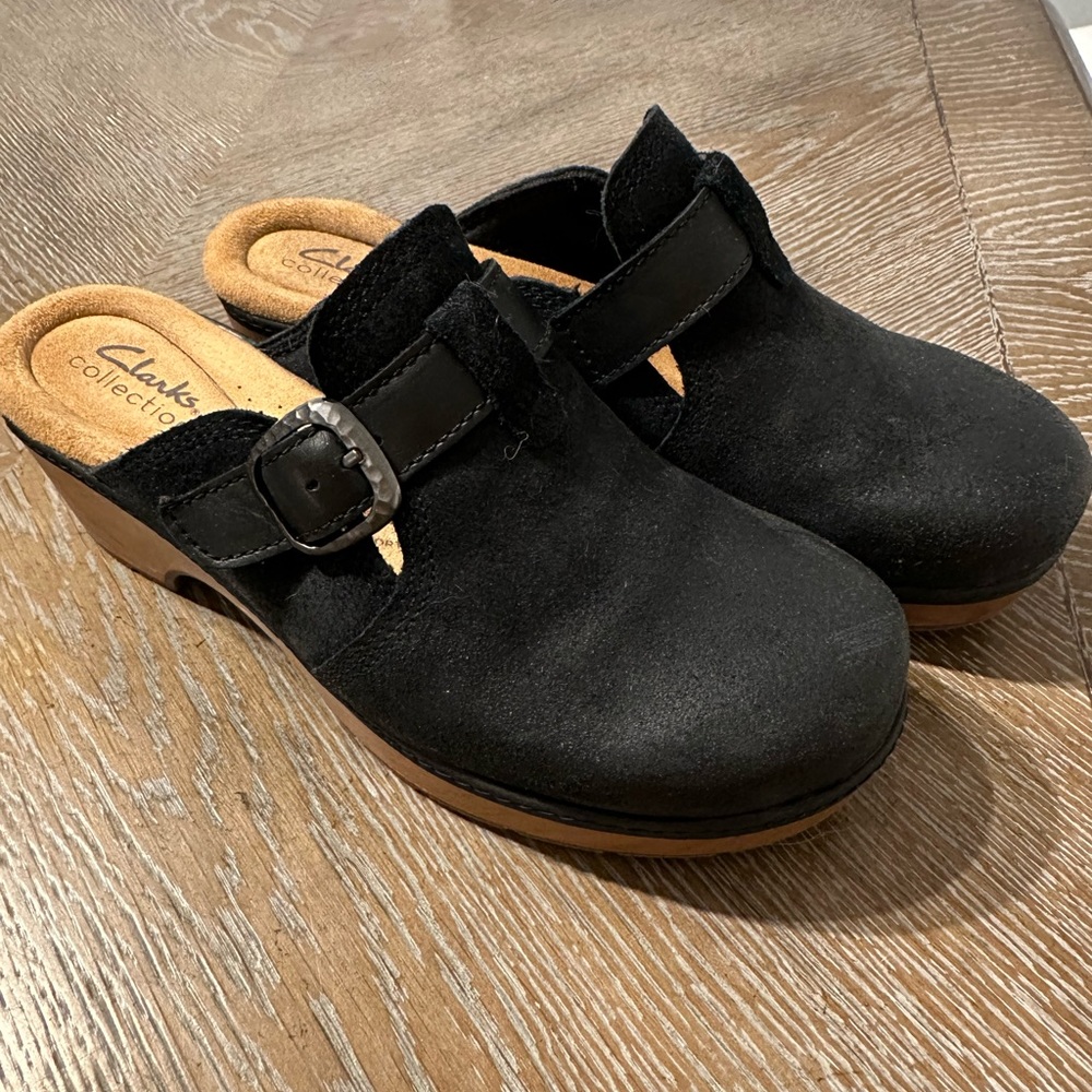 Black clogs by Clark’s
